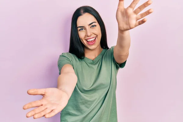 Schöne Frau Mit Blauen Augen Lässigem Shirt Die Die Kamera — Stockfoto