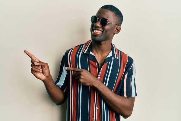 Joven Afroamericano Vestido Con Ropa Casual Gafas Sol Sonriendo Mirando — Foto de Stock