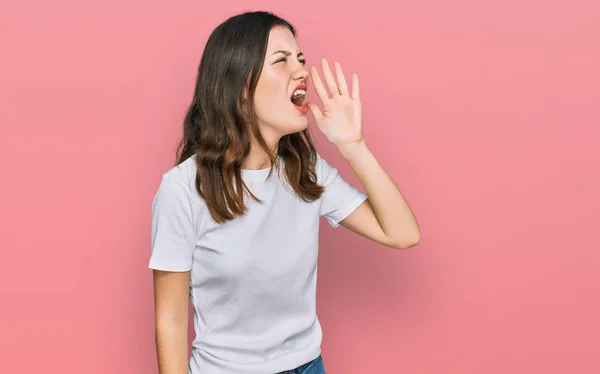 Jovem Mulher Bonita Vestindo Camisa Branca Casual Gritando Gritando Alto — Fotografia de Stock