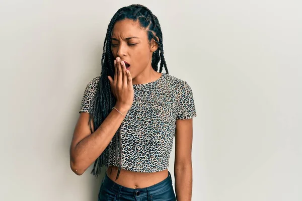 Afrikansk Amerikansk Kvinna Klädd Vardagskläder Uttråkad Gäspande Trött Täcker Munnen — Stockfoto