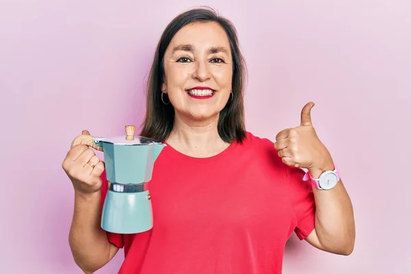 Middelbare Leeftijd Spaanse Vrouw Met Italiaanse Koffiezetapparaat Glimlachend Gelukkig Positief — Stockfoto