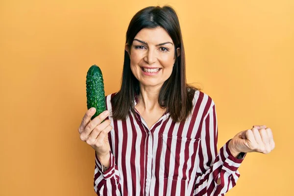 Junge Hispanische Frau Hält Gurke Der Hand Schreit Stolz Und — Stockfoto