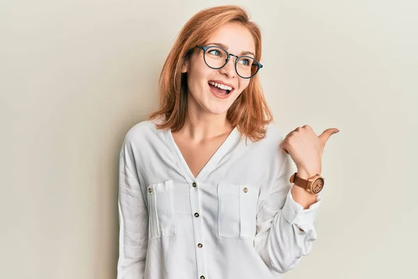 Junge Kaukasische Frau Lässiger Kleidung Und Brille Die Den Daumen — Stockfoto