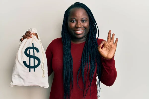 Mladá Černoška Copánky Drží Tašku Dolarů Dělá Pořádku Znamení Prsty — Stock fotografie