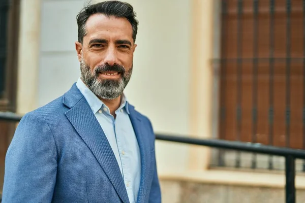 Hombre Negocios Mediana Edad Sonriendo Feliz Pie Ciudad — Foto de Stock