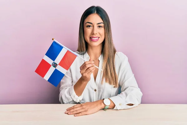 Junge Hispanische Frau Mit Dominikanische Republik Flagge Auf Dem Tisch — Stockfoto