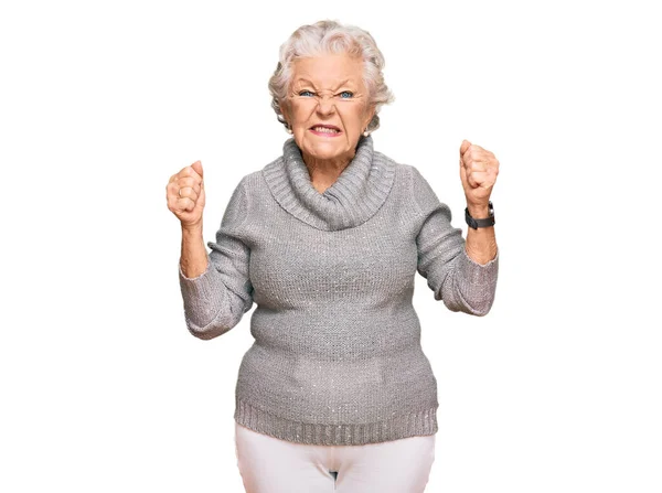 Старшая Седовласая Женщина Обычном Зимнем Свитере Сердитая Безумная Поднимающая Кулаки — стоковое фото