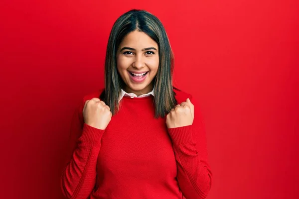 Mujer Latina Joven Vestida Con Ropa Casual Que Celebra Sorprendida —  Fotos de Stock