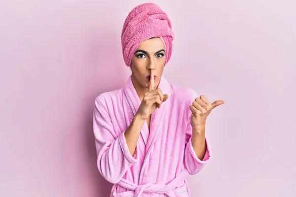 Jongeman Vrouw Make Het Dragen Van Douche Handdoek Het Hoofd — Stockfoto