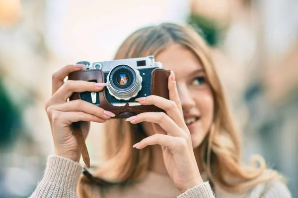 Remaja Cantik Kaukasia Tersenyum Bahagia Menggunakan Kamera Antik Kota — Stok Foto