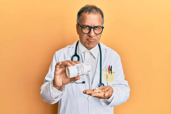 Індійський Чоловік Середнього Віку Одягнений Лікарську Форму Тримає Рецептом Таблетки — стокове фото