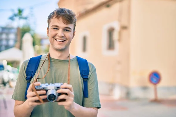 Νεαρός Καυκάσιος Τουρίστας Χαμογελά Χαρούμενος Χρησιμοποιώντας Vintage Κάμερα Στην Πόλη — Φωτογραφία Αρχείου