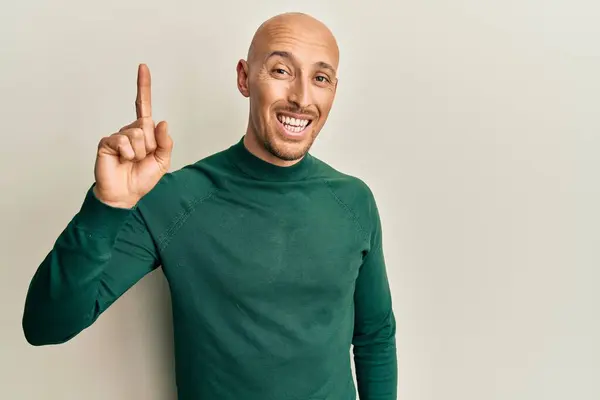 Homme Chauve Avec Barbe Portant Pull Col Roulé Décontracté Souriant — Photo