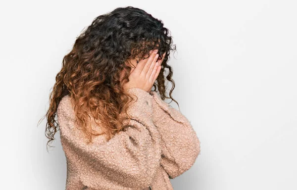 Junge Hispanische Mädchen Winterkleidung Mit Traurigem Gesichtsausdruck Die Das Gesicht — Stockfoto