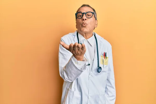 Doktor Önlüğü Steteskop Giymiş Orta Yaşlı Hintli Bir Adam Kameraya — Stok fotoğraf