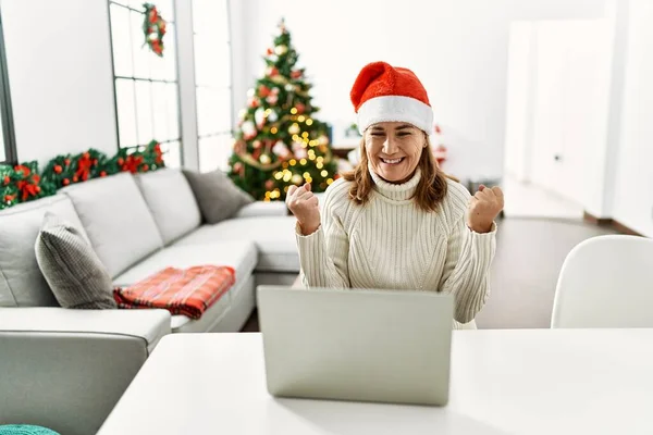 Frau Mittleren Alters Trägt Weihnachtsmannmütze Mit Laptop Schreit Stolz Feiert — Stockfoto