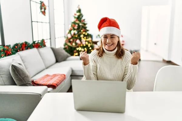 Žena Středního Věku Nosí Santa Claus Klobouk Pomocí Notebooku Křičí — Stock fotografie