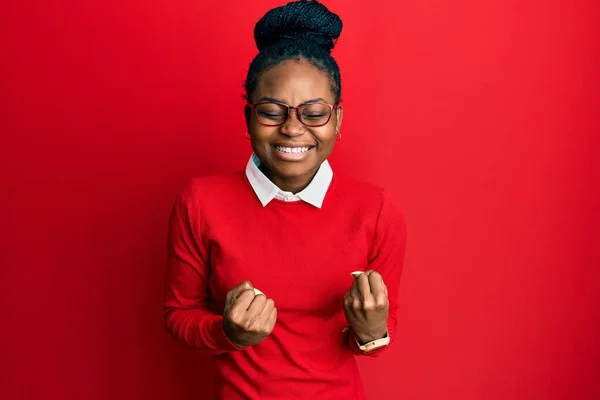 Молодая Африканская Американка Повседневной Одежде Очках Счастлива Взволнована Делая Жест — стоковое фото