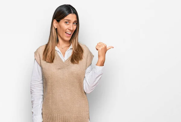 Junge Frau Legerer Kleidung Lächelt Mit Glücklichem Gesicht Und Zeigt — Stockfoto