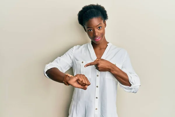 Young African American Girl Wearing Casual Clothes Hurry Pointing Watch — Stock Photo, Image