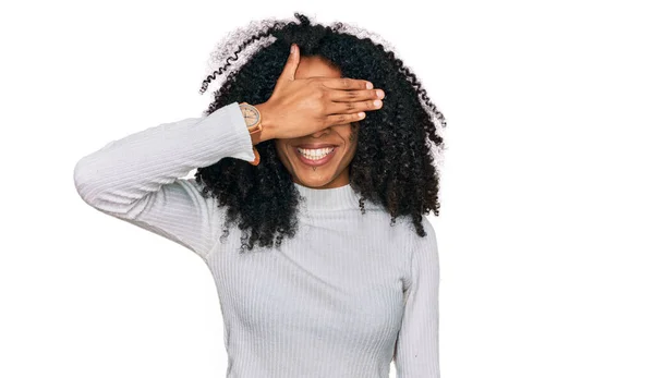 Chica Afroamericana Joven Con Ropa Casual Sonriendo Riendo Con Mano —  Fotos de Stock
