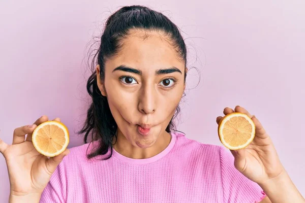 Hispánská Teenager Dívka Chrup Rovnátka Drží Citron Dělat Ryby Tvář — Stock fotografie