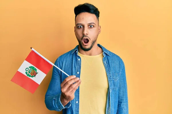 Mladý Arabský Muž Drží Peru Vlajku Vyděšený Ohromený Otevřenými Ústy — Stock fotografie