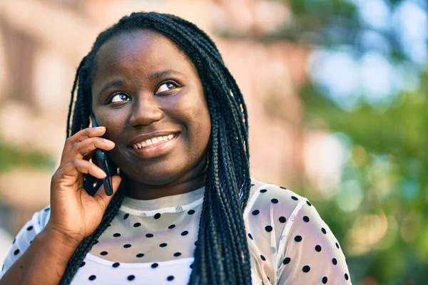 在城市里 年轻的非洲裔美国女人高兴地在智能手机上交谈 — 图库照片