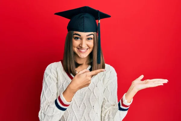 Mladá Brunetka Dívka Sobě Maturitní Čepici Ohromen Usmívá Kamery Při — Stock fotografie