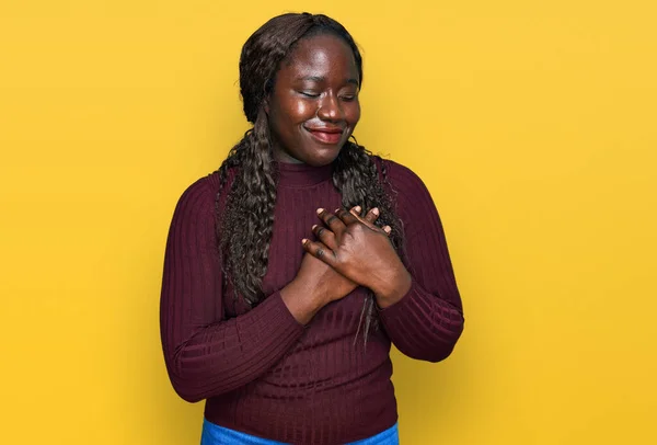 Jonge Afrikaanse Vrouw Draagt Casual Wintertrui Glimlachend Met Handen Borst — Stockfoto