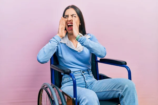 Krásná Žena Modrýma Očima Sedí Invalidním Vozíku Křičí Vztekle Rukama — Stock fotografie