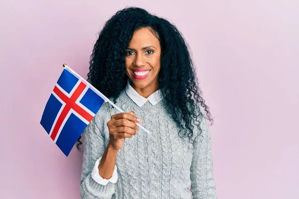 中世アフリカ系アメリカ人の女性がフランス国旗を掲げ 前向きな笑顔と笑顔で歯を見せている — ストック写真