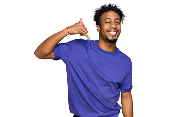 Jovem Afro Americano Com Barba Vestindo Camisa Roxa Casual Sorrindo — Fotografia de Stock