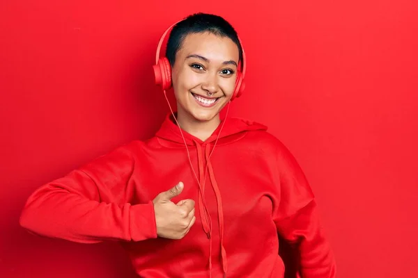 Hermosa Mujer Hispana Con Pelo Corto Escuchando Música Usando Auriculares —  Fotos de Stock