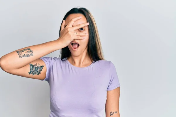 Jonge Latijns Amerikaanse Vrouw Draagt Casual Kleding Gluren Shock Bedekken — Stockfoto