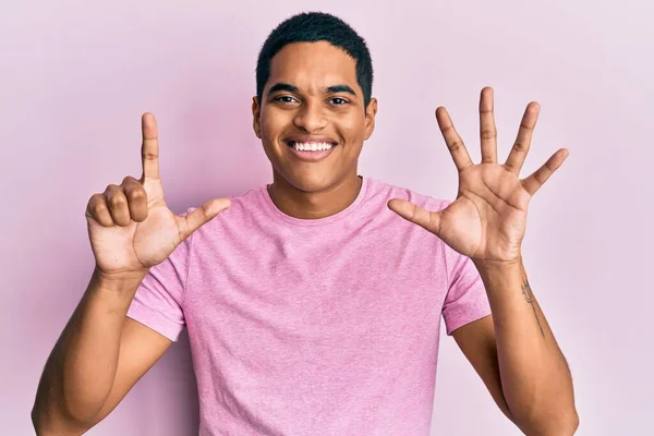 Молодий Красивий Іспаномовний Чоловік Повсякденній Рожевій Сорочці Показує Вказує Пальцями — стокове фото
