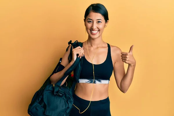 Vacker Asiatisk Ung Sport Kvinna Håller Gym Väska Ler Glad — Stockfoto