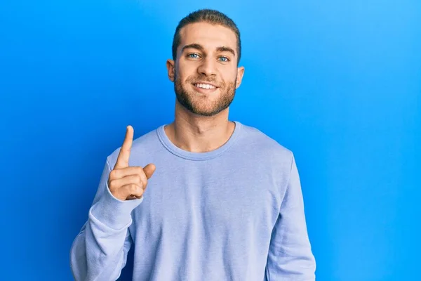 Jovem Caucasiano Vestindo Roupas Casuais Sorrindo Com Uma Ideia Pergunta — Fotografia de Stock