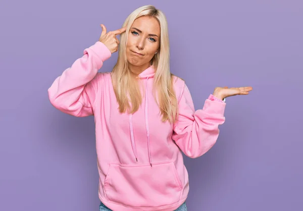 Ung Blond Kvinna Bär Casual Sweatshirt Förvirrad Och Irriterad Med — Stockfoto