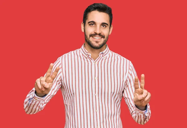 Młody Latynos Koszuli Biznesowej Uśmiechnięty Kamery Pokazujący Palce Robiące Znak — Zdjęcie stockowe