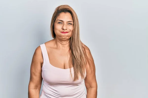 Mujer Hispana Mediana Edad Vistiendo Estilo Casual Con Camisa Sin —  Fotos de Stock
