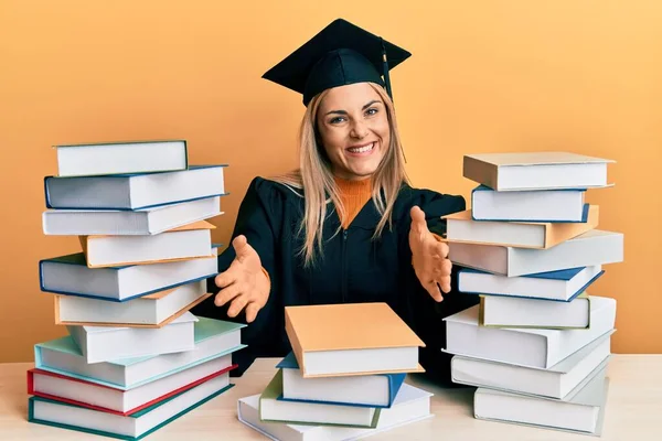 Jeune Femme Caucasienne Portant Peignoir Cérémonie Graduation Assis Sur Table — Photo