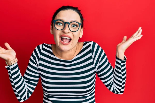 Jonge Blanke Vrouw Draagt Casual Kleding Glazen Vieren Gek Verbaasd — Stockfoto