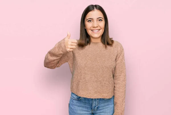 Ung Vacker Kvinna Bär Casual Kläder Gör Glada Tummen Upp — Stockfoto