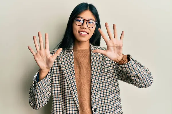 Joven Mujer China Vistiendo Estilo Negocio Gafas Mostrando Apuntando Hacia —  Fotos de Stock