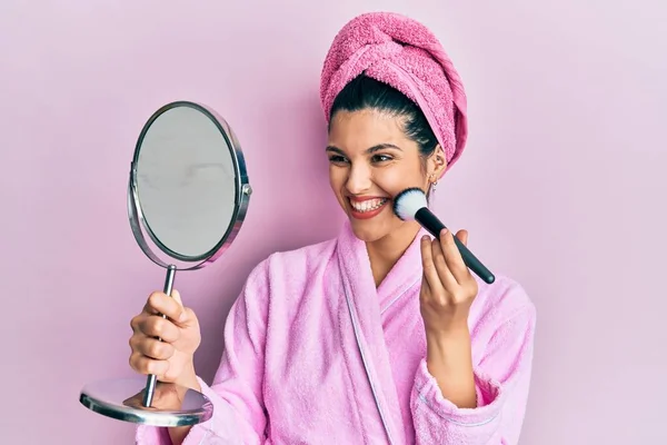 Junge Hispanische Frau Duschbademantel Mit Make Pinsel Feiert Verrückt Und — Stockfoto