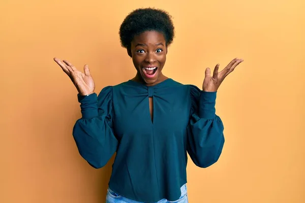 Молодая Африканская Американка Одетая Повседневную Одежду Празднует Безумство Удивляется Успеху — стоковое фото