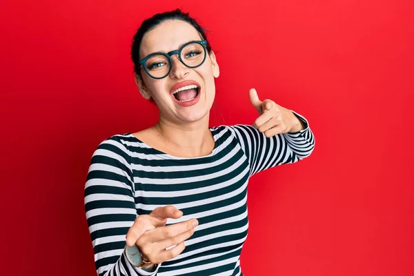 Mujer Caucásica Joven Con Ropa Casual Gafas Que Señalan Los —  Fotos de Stock