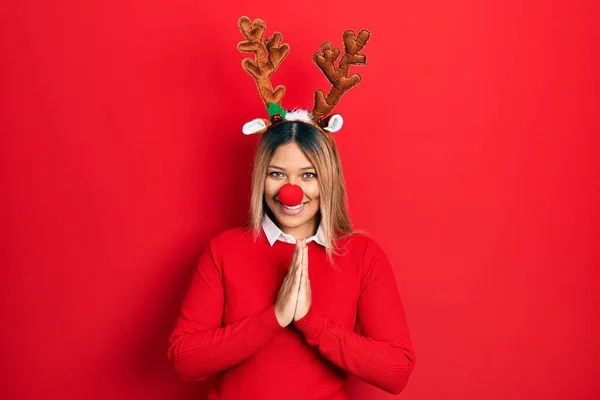 Hermosa Mujer Hispana Con Sombrero Navidad Ciervo Nariz Roja Rezando —  Fotos de Stock