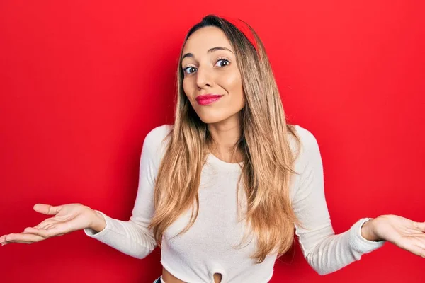 Hermosa Mujer Hispana Usando Diadema Roja Expresión Despistada Confusa Con — Foto de Stock